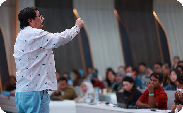 Pembicara di hadapan peserta acara